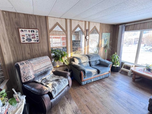 9940 110 Street, Westlock, AB - Indoor Photo Showing Living Room