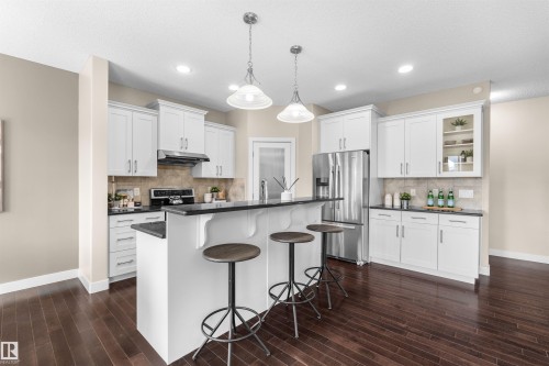 843 Armitage Wynd Sw, Edmonton, AB - Indoor Photo Showing Kitchen With Stainless Steel Kitchen With Upgraded Kitchen