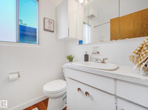 6112 105A Street Nw, Edmonton, AB - Indoor Photo Showing Bathroom