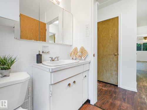 Main Bathroom - 6112 105A Street Nw, Edmonton, AB - Indoor Photo Showing Bathroom