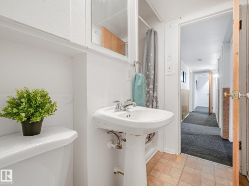 6112 105A Street Nw, Edmonton, AB - Indoor Photo Showing Bathroom