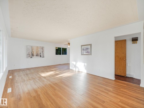 6112 105A Street Nw, Edmonton, AB - Indoor Photo Showing Living Room