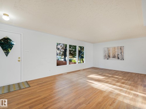 6112 105A Street Nw, Edmonton, AB - Indoor Photo Showing Living Room