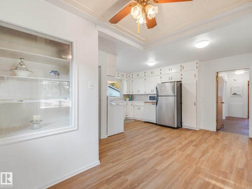 6112 105A Street Nw, Edmonton, AB - Indoor Photo Showing Kitchen