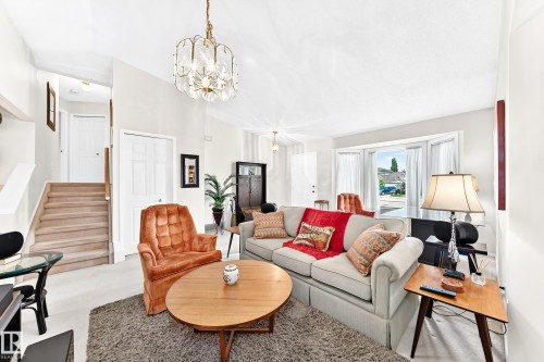 Bright, open living space with Bay windows with natural light - 350 Pearson Crescent Nw, Edmonton, AB - Indoor Photo Showing Living Room