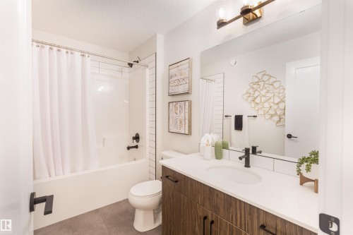 2152 1 Avenue Sw, Edmonton, AB - Indoor Photo Showing Bathroom