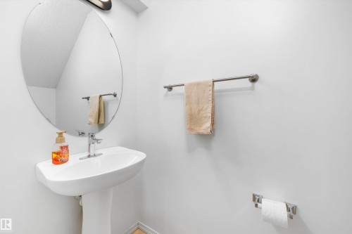 #83 8304 11 Av Sw, Edmonton, AB - Indoor Photo Showing Bathroom