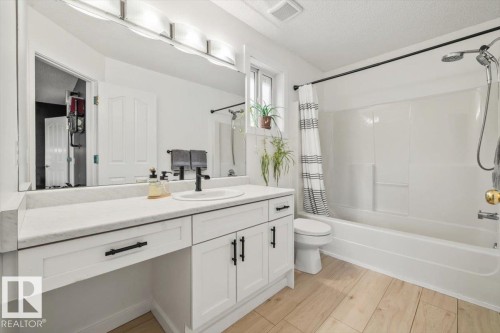 19040 47 Avenue Nw, Edmonton, AB - Indoor Photo Showing Bathroom