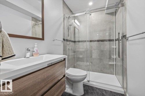 19040 47 Avenue Nw, Edmonton, AB - Indoor Photo Showing Bathroom