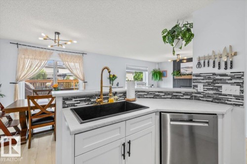 19040 47 Avenue Nw, Edmonton, AB - Indoor Photo Showing Kitchen