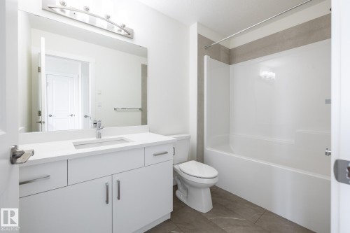 #24 7020 Keswick Cm Sw, Edmonton, AB - Indoor Photo Showing Bathroom