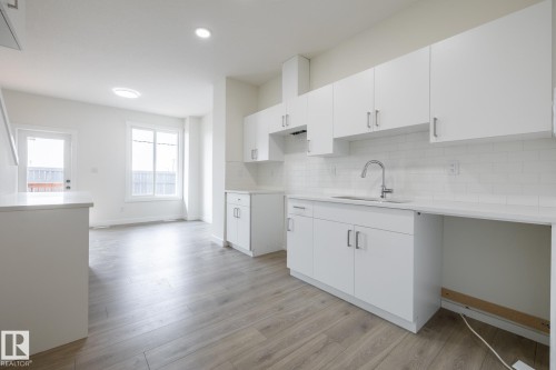 #24 7020 Keswick Cm Sw, Edmonton, AB - Indoor Photo Showing Kitchen