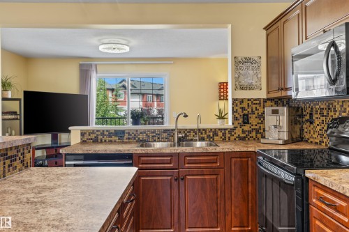 #20 3751 12 St Nw, Edmonton, AB - Indoor Photo Showing Kitchen With Double Sink