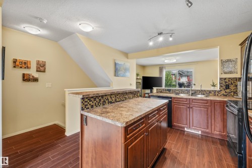 #20 3751 12 St Nw, Edmonton, AB - Indoor Photo Showing Kitchen With Double Sink