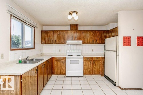 3520 42 Avenue Nw, Edmonton, AB - Indoor Photo Showing Kitchen