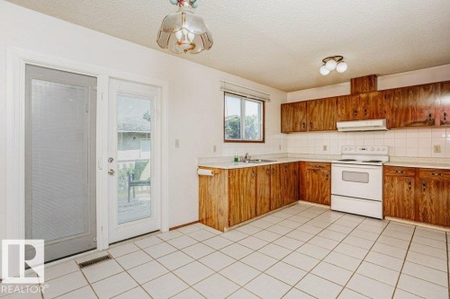 3520 42 Avenue Nw, Edmonton, AB - Indoor Photo Showing Kitchen
