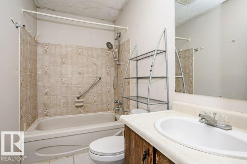 3520 42 Avenue Nw, Edmonton, AB - Indoor Photo Showing Bathroom