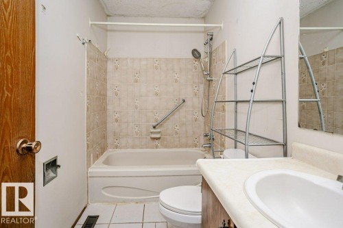 3520 42 Avenue Nw, Edmonton, AB - Indoor Photo Showing Bathroom