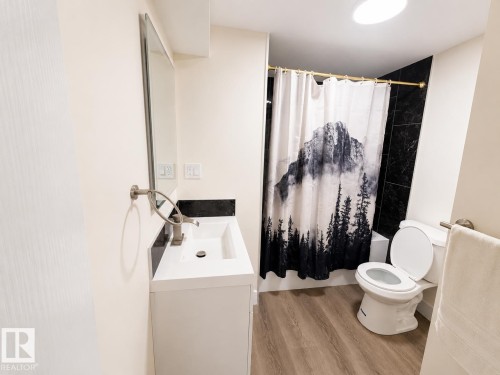 1646 Davidson Green Southwest, Edmonton, AB - Indoor Photo Showing Bathroom
