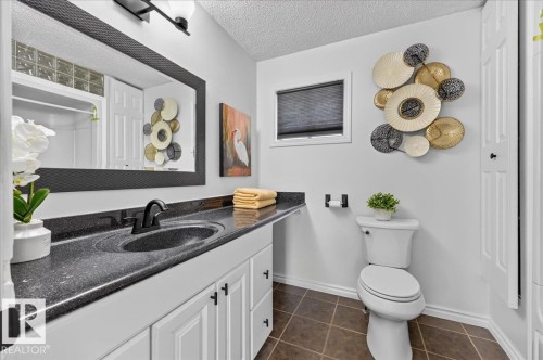 18903 86A Avenue Nw, Edmonton, AB - Indoor Photo Showing Bathroom