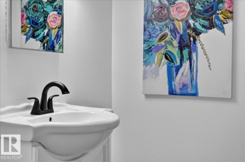 18903 86A Avenue Nw, Edmonton, AB - Indoor Photo Showing Bathroom
