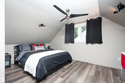 6111 119 Avenue Nw, Edmonton, AB - Indoor Photo Showing Bedroom