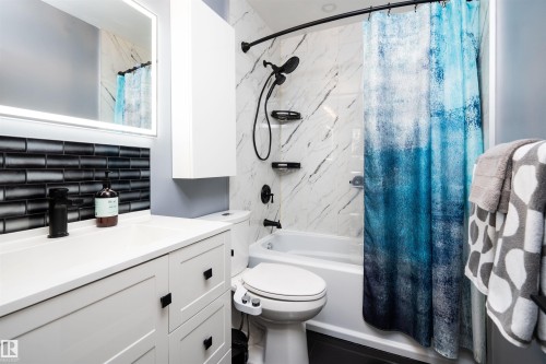 6111 119 Avenue Nw, Edmonton, AB - Indoor Photo Showing Bathroom
