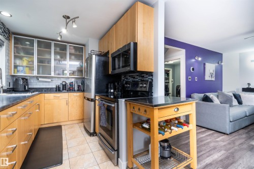 6111 119 Avenue Nw, Edmonton, AB - Indoor Photo Showing Kitchen