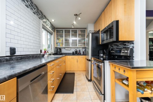 6111 119 Avenue Nw, Edmonton, AB - Indoor Photo Showing Kitchen
