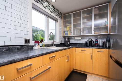 6111 119 Avenue Nw, Edmonton, AB - Indoor Photo Showing Kitchen