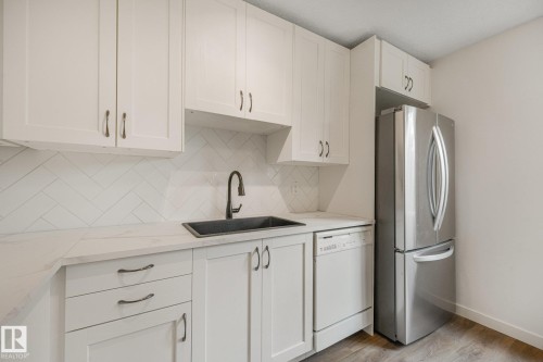 120 Morin Maze Nw, Edmonton, AB - Indoor Photo Showing Kitchen