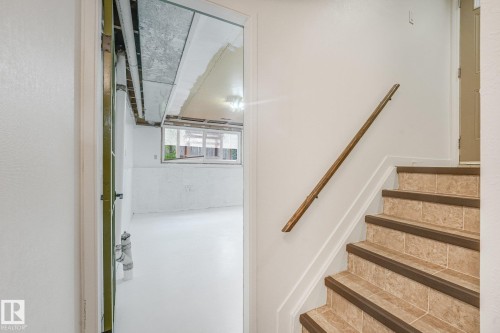 120 Morin Maze Nw, Edmonton, AB - Indoor Photo Showing Other Room