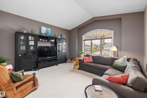 133 Greystone Crescent, Spruce Grove, AB - Indoor Photo Showing Living Room