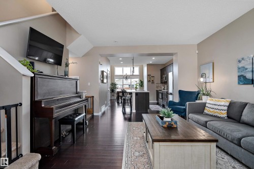 21915 99 Avenue Nw, Edmonton, AB - Indoor Photo Showing Living Room