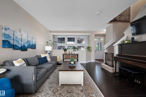 21915 99 Avenue Nw, Edmonton, AB - Indoor Photo Showing Living Room