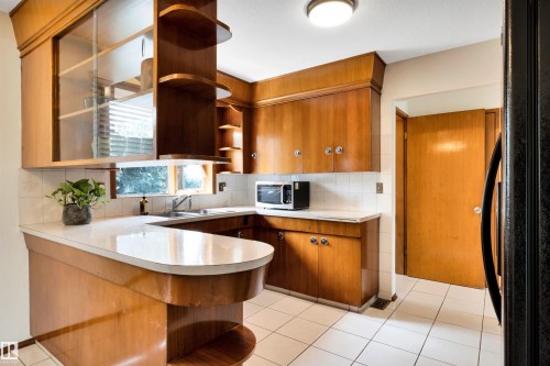 7211 132 Avenue Nw, Edmonton, AB - Indoor Photo Showing Kitchen With Double Sink