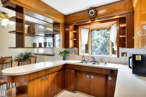 7211 132 Avenue Nw, Edmonton, AB - Indoor Photo Showing Kitchen With Double Sink