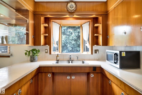 7211 132 Avenue Nw, Edmonton, AB - Indoor Photo Showing Kitchen With Double Sink