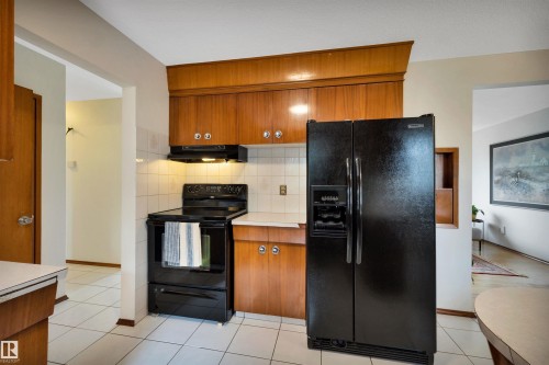 7211 132 Avenue Nw, Edmonton, AB - Indoor Photo Showing Kitchen