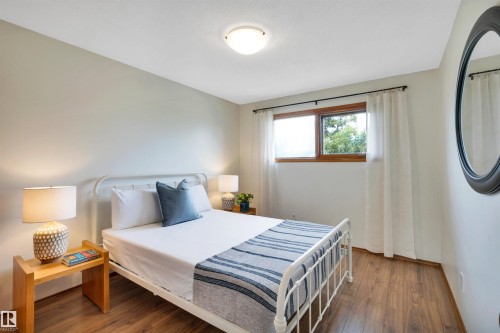 7211 132 Avenue Nw, Edmonton, AB - Indoor Photo Showing Bedroom