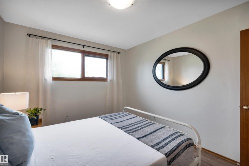 7211 132 Avenue Nw, Edmonton, AB - Indoor Photo Showing Bedroom
