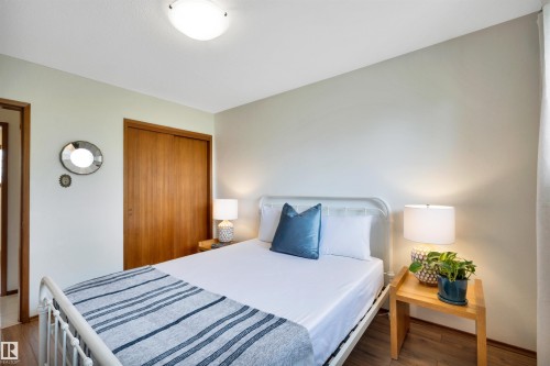 7211 132 Avenue Nw, Edmonton, AB - Indoor Photo Showing Bedroom