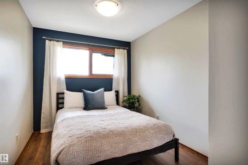 7211 132 Avenue Nw, Edmonton, AB - Indoor Photo Showing Bedroom
