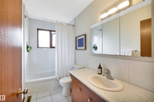 7211 132 Avenue Nw, Edmonton, AB - Indoor Photo Showing Bathroom
