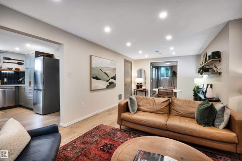 7211 132 Avenue Nw, Edmonton, AB - Indoor Photo Showing Living Room
