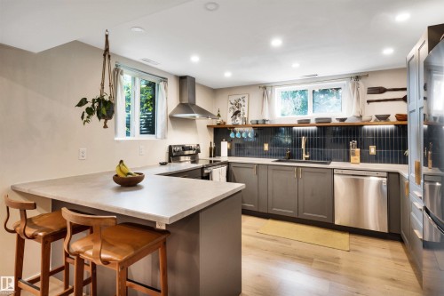 7211 132 Avenue Nw, Edmonton, AB - Indoor Photo Showing Kitchen