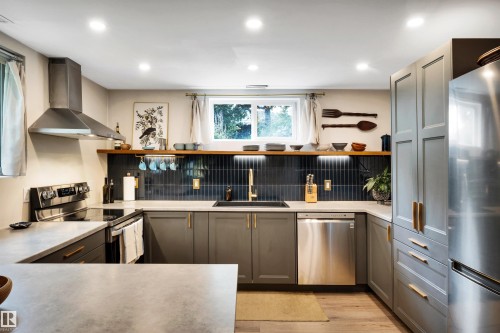 7211 132 Avenue Nw, Edmonton, AB - Indoor Photo Showing Kitchen