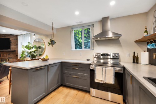 7211 132 Avenue Nw, Edmonton, AB - Indoor Photo Showing Kitchen
