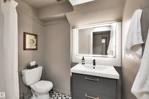 7211 132 Avenue Nw, Edmonton, AB - Indoor Photo Showing Bathroom