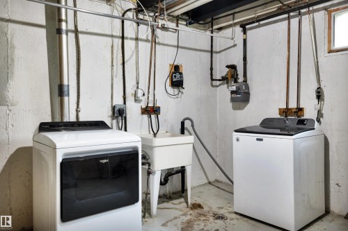 7211 132 Avenue Nw, Edmonton, AB - Indoor Photo Showing Laundry Room